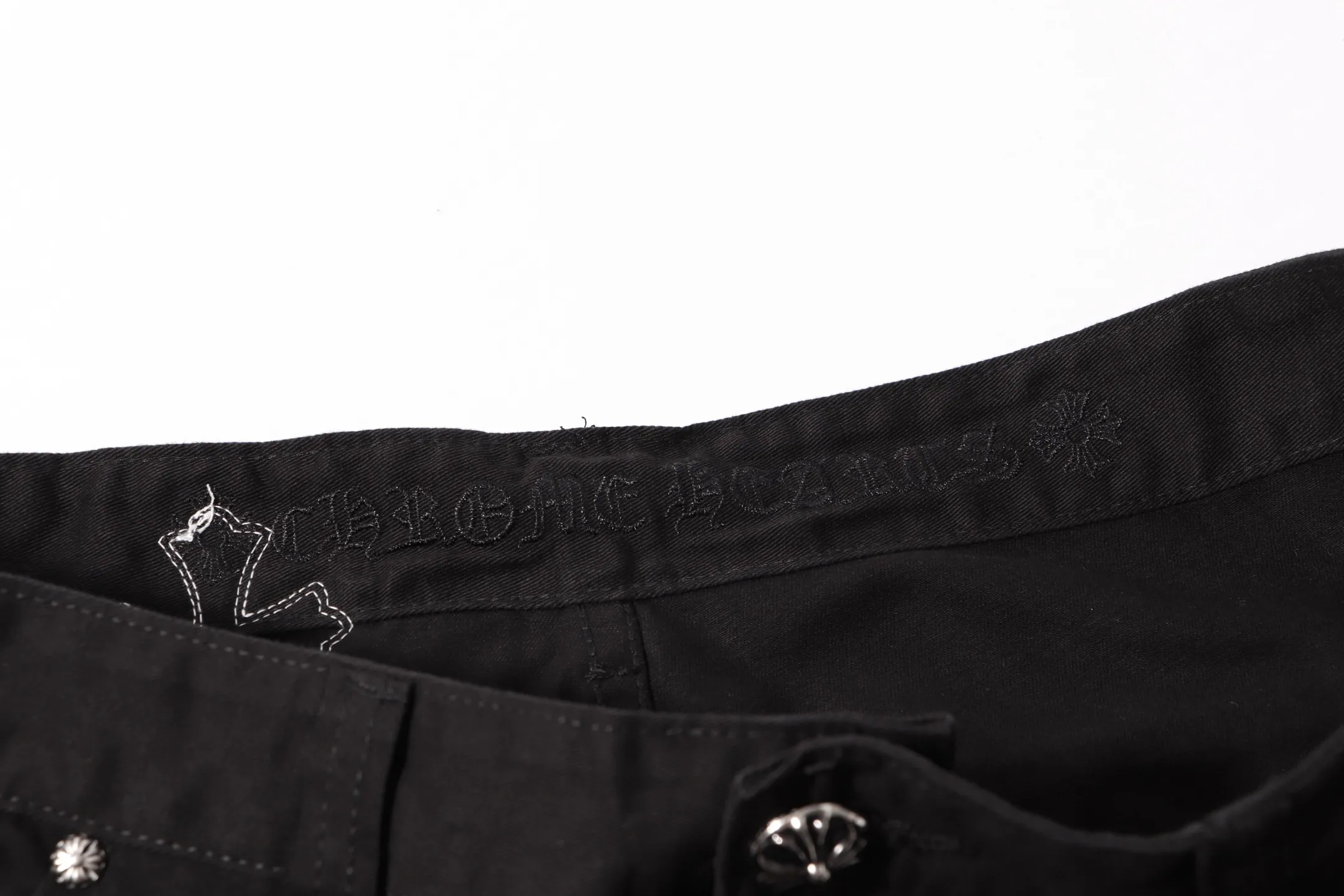 P260 Style number: H34 Croxin & 𝐂𝐡𝐫𝐨𝐦𝐞 𝐇𝐞𝐚𝐫𝐭 ss25 black white grain leather denim workwear logging pants. Styles with different washed textures are very friendly to people with thin legs. The slightly flared version perfectly modifies the leg shape. The timeless and moderate length makes it easy to match and match. It is the basis for various styles and is a must-have in your wardrobe! The fabric is stiff but also makes the upper body soft without losing texture. The washing process is even more perfect. It is a must-have item for everyone! ! ! Washed wheat, hang tag, pants label, three labels complete Color: black Size: 28-30-32-34-36